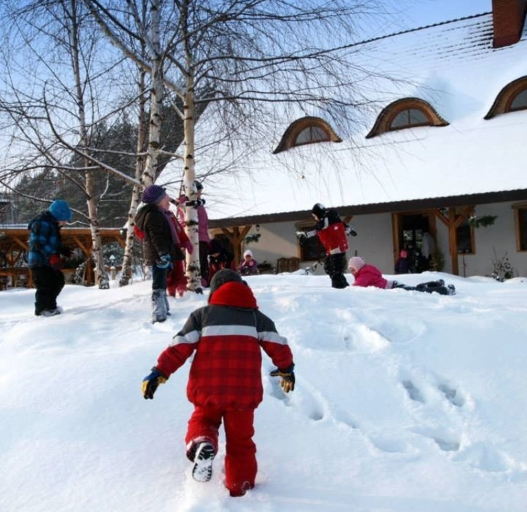 dzieci biegające po śniegu